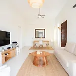 Casa Nola Elegant Modern Bungalow, Pool & Sea Location, Paphos Klorakas