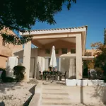 Casa Nola Elegant Modern Bungalow, Pool & Sea Location, Paphos Klorakas