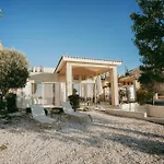 Casa Nola Elegant Modern Bungalow, Pool & Sea Location, Paphos ヴィラ