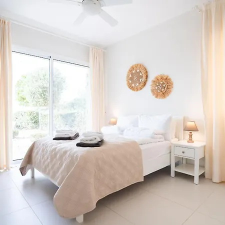 Casa Nola Elegant Modern Bungalow, Pool & Sea Location, Paphos *