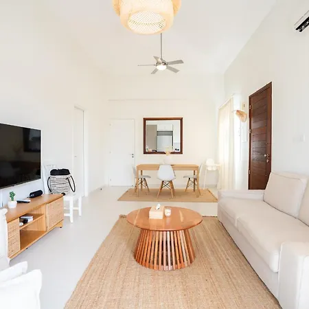 Casa Nola Elegant Modern Bungalow, Pool & Sea Location, Paphos Klorakas