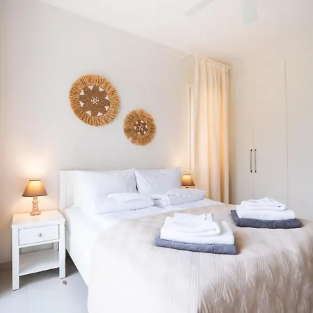 Casa Nola Elegant Modern Bungalow, Pool & Sea Location, Paphos וילה
