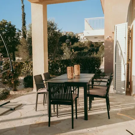 Casa Nola Elegant Modern Bungalow, Pool & Sea Location, Paphos Klorakas