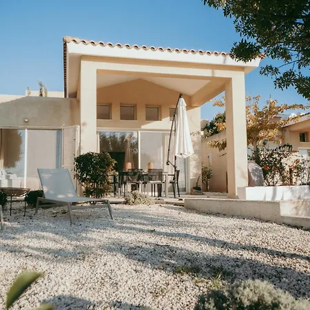 Casa Nola Elegant Modern Bungalow, Pool & Sea Location, Paphos וילה